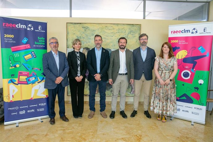 El consejero de Desarrollo Sostenible, José Luis Escudero, ha presentado con motivo del Día Internacional del Reciclaje, el Plan de sensibilización medioambiental de residuos de aparatos eléctricos y electrónicos