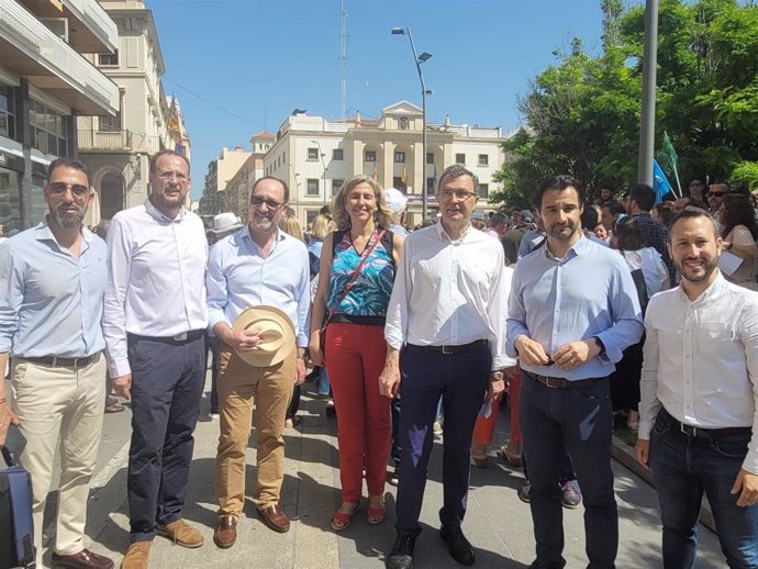 José Ballesta y los concejales José Guillén y Mercedes Bernabé han acudido a la manifestación celebrada en Alicante