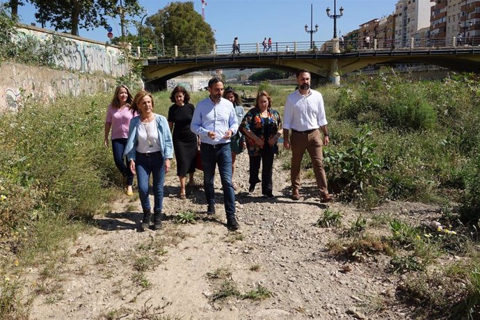 El secretario general del PSOE de Málaga, Daniel Pérez, ha visitado el cauce del río Guadalmedina