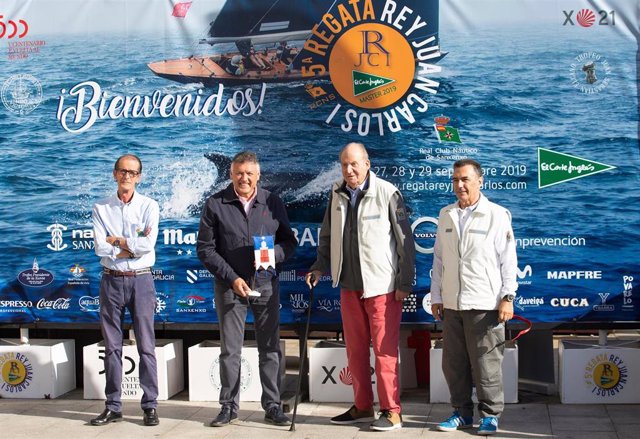 Archivo - Fernando Casas - directivo del RCNS-, Telmo Martín -alcalde de Sanxenxo-, el Rey Don Juan Carlos y Pedro Campos - presidente del RCNS-. * María Muiña / Regata Rey Juan Carlos I