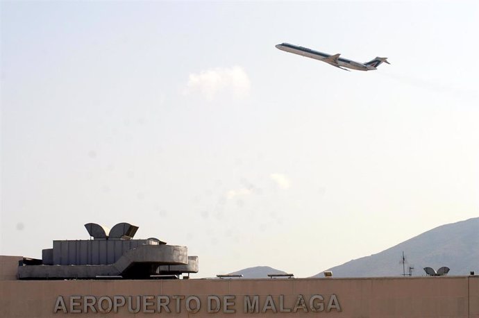 Archivo - Avión despegando del aeropuerto de Málaga, foto de recurso