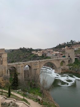 Archivo - Río Tajo a su paso por el Puente de Alcántara de Toledo.