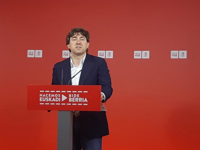El secretario general del PSE-EE, Eneko Andueza, en una rueda de prensa en Bilbao