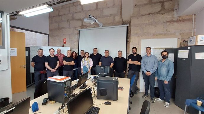 Archivo - Alumnado del proyecto SOIB 30 Palma Micromachine VI pone a punto los equipos informáticos del Ayuntamiento y PalmaActiva.
