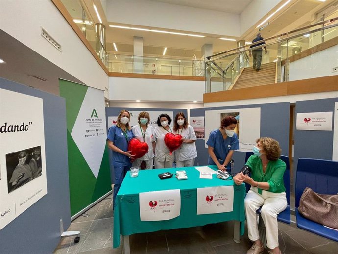 El Hospital Clínico Universitario Virgen de la Victoria de Málaga se ha sumado a la campaña para concienciar de la importancia de controlar los niveles de tensión arterial para evitar riesgos cardiovasculares.