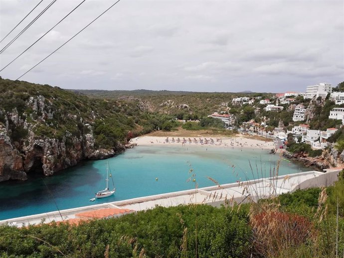 Archivo - Vista aérea de una playa de Menorca.