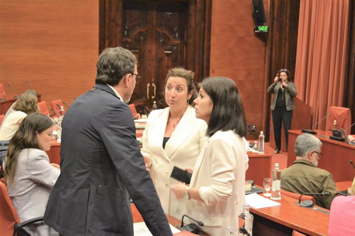 El portaveu de Junts, Josep Rius, amb la portaveu d'ERC, Marta Vilalta, i la del PSC, Alícia Romero, en la Junta de Portaveus 