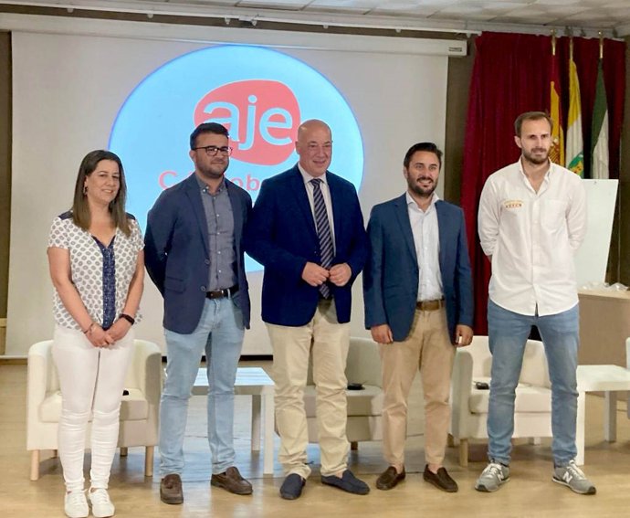 El presidente de la Diputación y alcalde de Rute, Antonio Ruiz (centro), en las jornadas organizadas por AJE en el municipio ruteño.