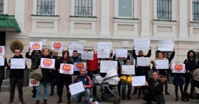 Archivo - Concentración de españoles con bebés por gestación subrogada en Ucrania ante la Embajada en Kiev