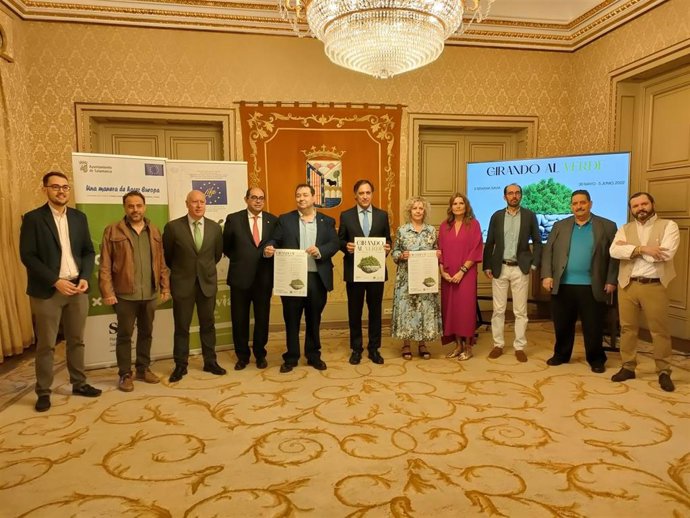 El alcalde de Salamanca, Carlos García Carbayo (centro), junto a concejales y representantes de organizaciones participantes en la II Semana Savia de Salamanca.