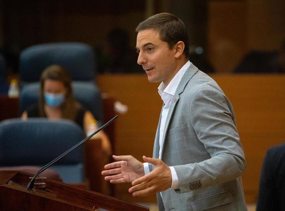 El secretario general del PSOE-M, Juan Lobato, durante un pleno en la Asamblea de Madrid, a 12 de mayo de 2022, en Madrid (España). Durante el pleno, Vox ha vuelto a insistir en eliminar la figura del viceconsejero de cada una de las distintas Consejerí