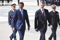 El emir defiende que Qatar y España "tienen mucho en común" y dice que su visita fortalecerá la relación