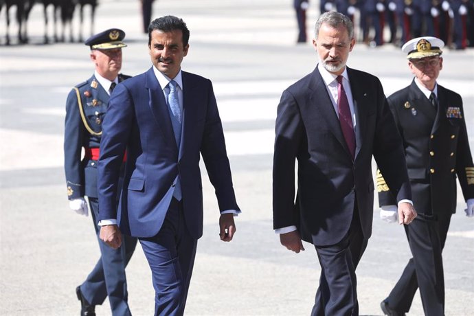El Rey Felipe junto al emir de Qatar, Tamim Bin Hamad Al Thani, durante la recepción organizada en el Palacio Real, a 17 de mayo de 2022, en Madrid (España).