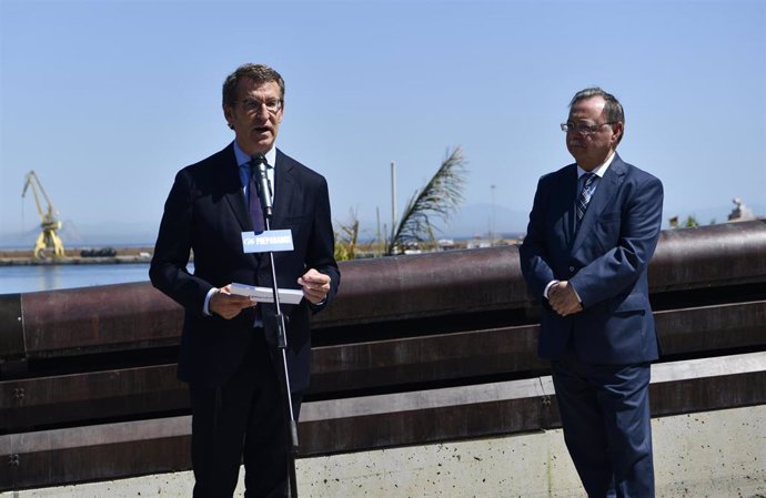 El presidente del PP, Alberto Núñez Feijóo (i) y el presidente de Ceuta, Juan Jesús Vivas (d), comparecen después de su reunión con la Cámara de Comercio y la Confederación de Empresarios de la ciudad autónoma, a 17 de mayo de 2022, en Ceuta (España). 