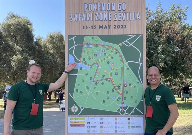 El jefe de Marketing regional de Pokémon GO, Philip Marz (i), y el director de eventos globales en directo del juego, Humberto Kam (d), a 13 de mayo de 2022, en Sevilla, Andalucía (España).