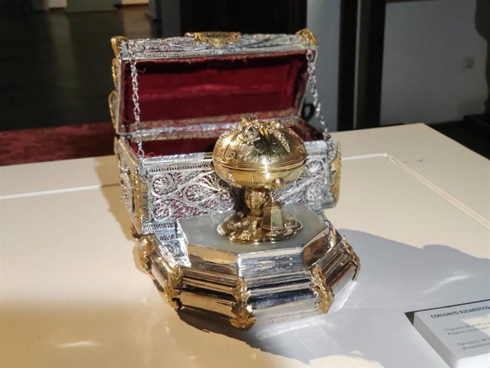 Conjunto eucarístico donado por la Parroquia de Colombres al Museo de la Iglesia, ubicado en la Catedral de Oviedo.