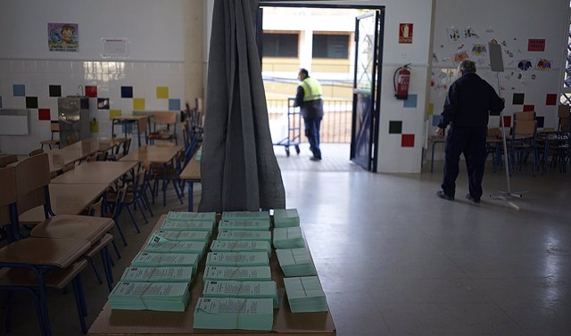 Archivo - Preparativos en un colegio electoral para las pasadas elecciones al Parlamento andaluz celebradas el 2 de diciembre de 2018. (Foto de archivo).