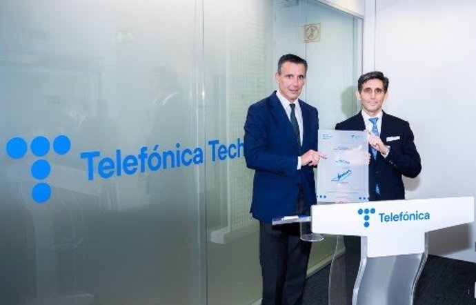 El consejero delegado de Telefónica Tech, José Cerdán, y el presidente de Telefónica, José María Álvarez Pallete, en la inauguración del Centro de Operaciones Digitales de Tech en Madrid