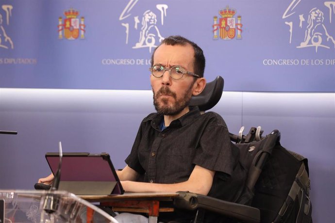 El portavoz de Unidas Podemos en el Congreso, Pablo Echenique, responde a los medios en una rueda de prensa previa a una Junta de Portavoces en el Congreso de los Diputados, a 17 de mayo de 2022, en Madrid (España). 