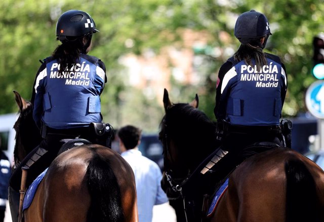 Dos agentes a caballo en el dispositivo de seguridad para las Fiestas de San Isidro en Madrid, en el Paseo de la Ermita del Santo junto al Parque de San Isidro, a 13 de mayo de 2022, en Madrid (España). 