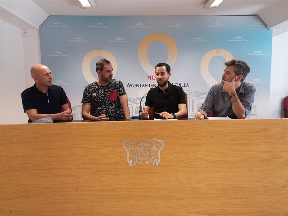 El portavoz de Adelante Sevilla, Daniel González Rojas (segundo por la derecha), en la comparecencia con Facua, CCOO y UGT.