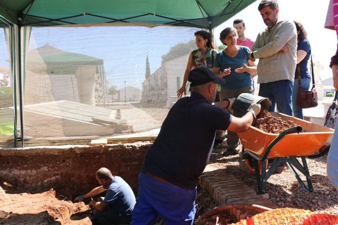 El delegado de Memoria Democrática de la Diputación, Ramón Hernández (dcha.), visita los trabajos de delimitación de la fosa común en el cementerio de Palma del Río.