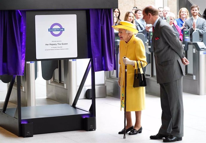 17 May 2022, United Kingdom, London: Queen Elizabeth II (L) and the Earl of Wessex unveil a plaque at Paddington station marking the completion of London's Crossrail project. Photo: Ian West/PA Wire/dpa