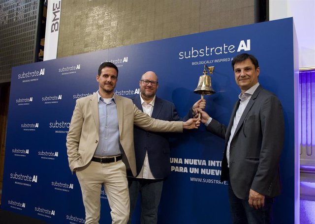 De izquierda a derecha: el consejero delegado de Substrate AI, José Iván García, el director de Tecnología, Ben Wroth, y el presidente de la firma, Lorenzo Serratosa, durante el toque de campana de debut en BME Growth