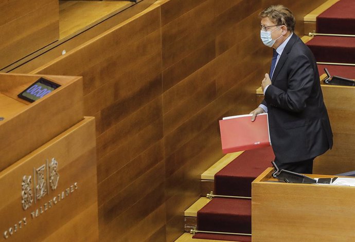 Archivo - Arxiu El president de la Generalitat, Ximo Puig, abans d'intervenir durant un ple de les Corts