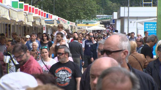 Archivo - Imagen de archivo de la 77ª Feria del Libro de Madrid.