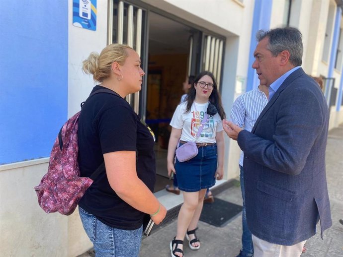 El secretario general del PSOE-A y candidato socialista a la Junta, Juan Espadas, en una visita a Écija (Sevilla).