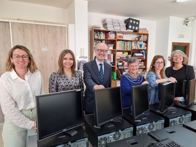 Archivo - El director general de Endesa en Baleares, Martí Ribas, junto a la directora general de Naüm, Margalida Jord.