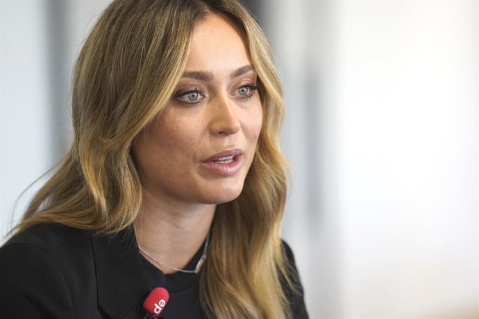 La tenista Paula Badosa atiende a los medios durante la presentación de Forcapil, a 17 de mayo de 2022, en Madrid (España).
