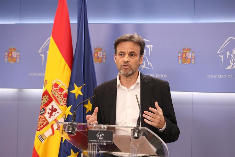 El presidente del grupo confederal Unidas Podemos-En Comú Podem-Galicia en Común, Jaume Asens, interviene en una rueda de prensa previa a una Junta de Portavoces en el Congreso de los Diputados, a 17 de mayo de 2022, en Madrid (España).