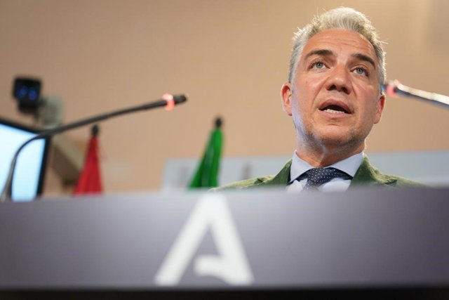 El consejero de la Presidencia, Administración Pública e Interior y portavoz del Ejecutivo andaluz, Elías Bendodo,comparece en la rueda de prensa posterior a la reunión del Consejo de Gobierno, este martes en Sevilla