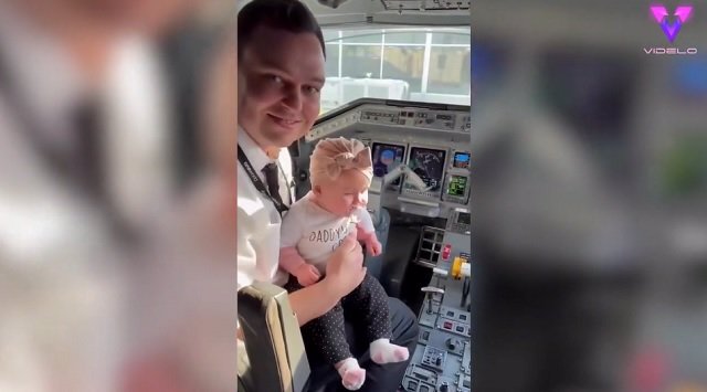 Un orgulloso padre pilota el primer vuelo de su hija