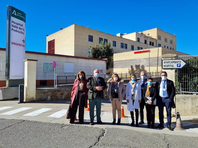 Archivo - El consejero de Salud, Jesús Aguirre (2 izda.), en una visita al Hospital de Pozoblanco (Córdoba), en el que ahora se instalarán los nuevos montacamillas y montacargas.