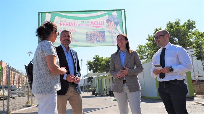 Autoridades en la presentación del plan especial de líneas metropolitanas de autobuses para la Feria de Córdoba.