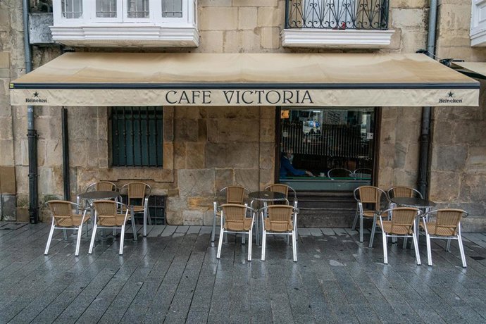 Archivo - Terraza abierta de una cafetería durante una jornada marcada por la reapertura de los establecimientos en los municipios vascos pertenecientes a la zona roja, en Vitoria, Álava, País Vasco, (España), a 10 de febrero de 2021. 