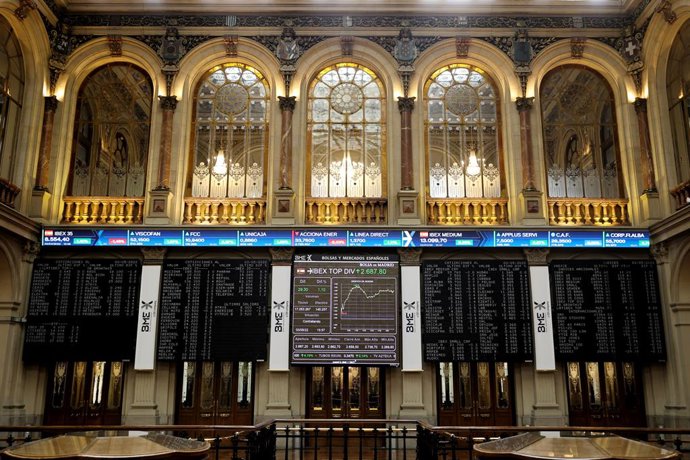 Varios paneles del Ibex 35 en el Palacio de la Bolsa, a 3 de mayo de 2022, en Madrid (España). 