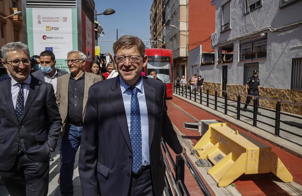 (I-D) El conseller de Hacienda y Modelo Económico, Arcadi España; el alcalde de Valencia, Joan Ribó y el president de la Generalitat Valenciana, Ximo Puig