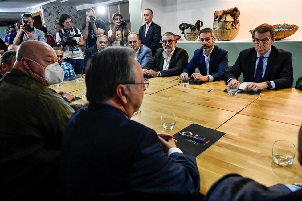 En el lado izquierdo, el presidente de la ciudad autónoma de Ceuta, Juan Jesús Vivas (i) y el presidente del PP, Alberto Núñez Feijóo (d), durante su reunión con la Cámara de Comercio y la Confederación de Empresarios de la ciudad autónoma, a 17 de mayo