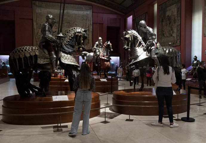 Archivo - Dos mujeres observan las armadura de caballos y caballeros expuestas en la Real Armería del Palacio Real, a 12 de octubre de 2021, en Madrid, (España). Patrimonio Nacional celebra este 12 de octubre, Día de la Fiesta Nacional, con una jornada 
