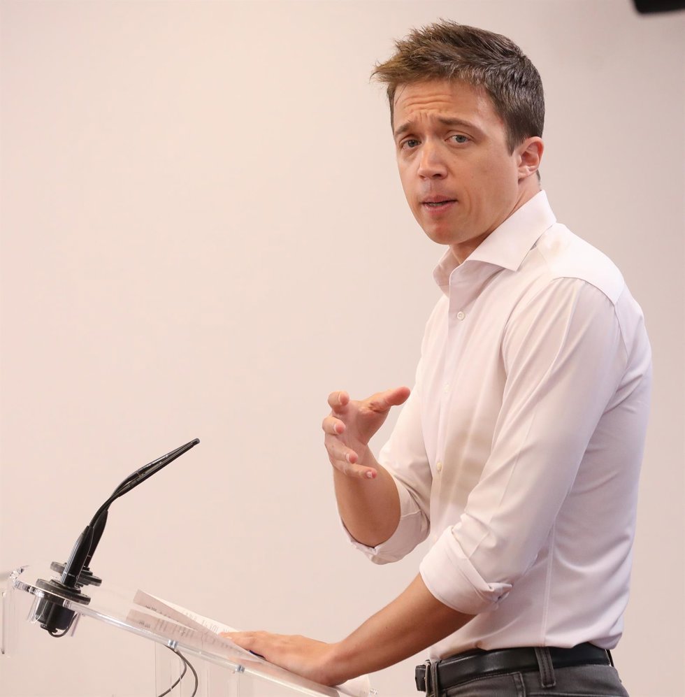 El portavoz de Más País en el Congreso, Íñigo Errejón, responde a los medios en una rueda de prensa previa a una Junta de Portavoces en el Congreso de los Diputados, a 17 de mayo de 2022, en Madrid (España). 