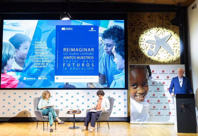 Mayte Ortiz, directora de la Fundación SM y Pilar Ponce Velasco, presidenta del Consejo Escolar de la CAM esta mañana durante la presentación a medios del Informe de la UNESCO en CaixaForum Madrid