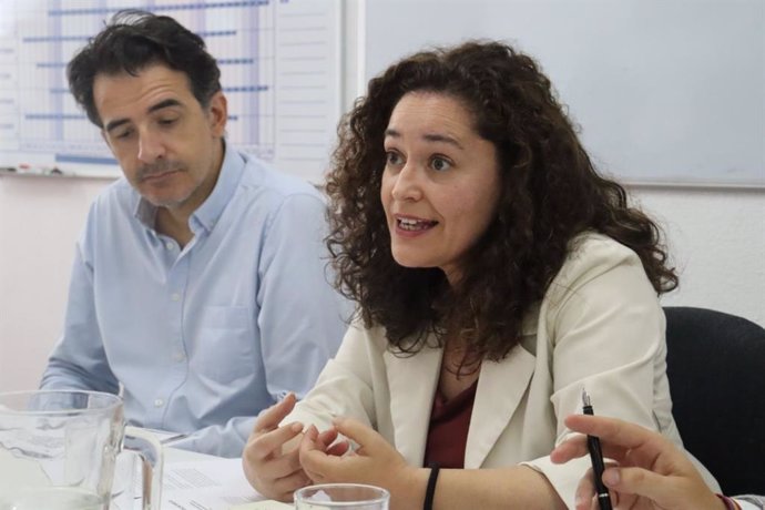 La candidata de Por Andalucía a la Junta, Inmaculada Nieto, en una reunión con Save the Children.