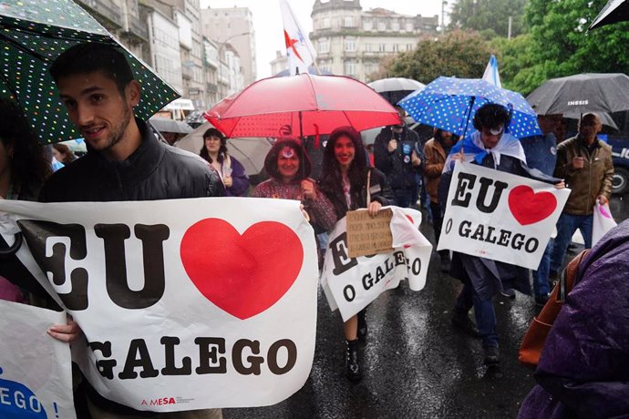 Varias personas con paraguas y carteles en los que se lee: 'Eu O Galego (hablo gallego)', participan en una manifestación, bajo el lema: Queremos Galego, a 17 de mayo de 2022, en Santiago de Compostela, A Coruña, Galicia (España). La protesta se celeb