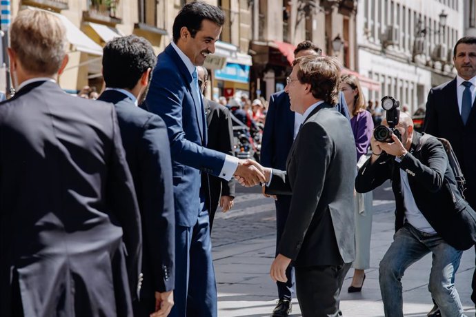 El alcalde de Madrid, José Luis Martínez-Almeida (d), recibe al emir de Catar, Tamim bin Hamad al Zani, a su llegada al acto para entregarle la Llave de Oro de la Villa, a 17 de mayo  de 2022, en Madrid (España). La entrega de la llave de la ciudad se p