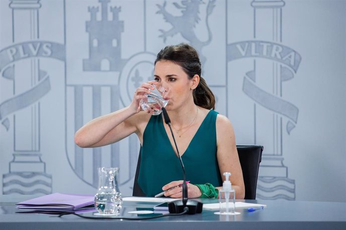 La ministra de Igualdad, Irene Montero, bebe agua en una comparecencia tras la reunión del Consejo de Ministros, a 17 de mayo de 2022, en Madrid (España). Durante la intervención han informado que el Gobierno ha aprobado el anteproyecto de ley del abort