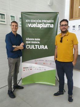 Conrado Gómez y Sergio Martínez, de la asociación cultural Avuelapluma, en la presentación de los Premios 2022